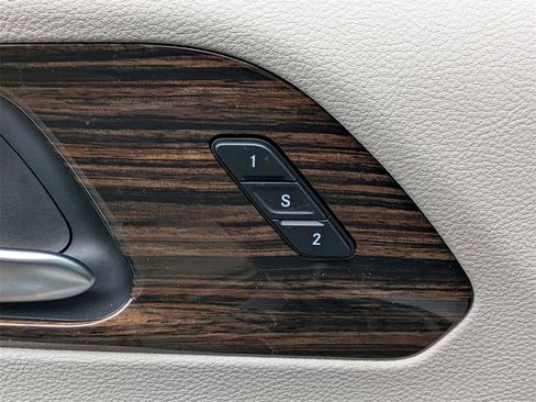 Used 2022 Chrysler Pacifica Limited w/ Uconnect Theater Family Group image 14