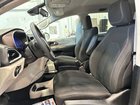 Used 2023 Chrysler Voyager LX FWD image 14