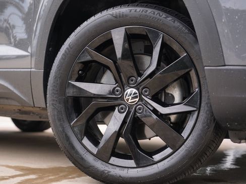 Certified 2024 Volkswagen Taos SE FWD image 3