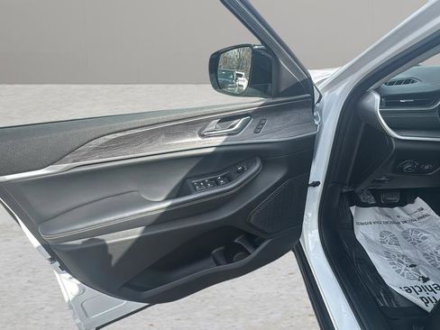 Used 2023 Jeep Grand Cherokee Limited image 16