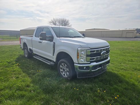 Used 2024 Ford F250 XLT AWD/4WD image 3