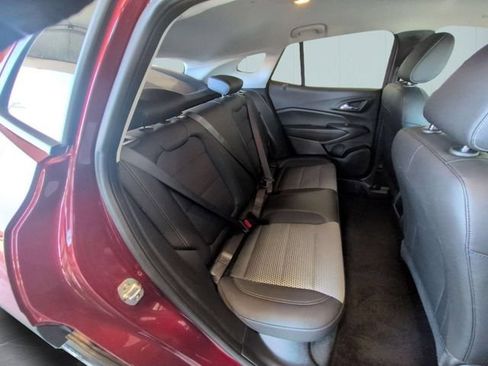 Used 2025 Chevrolet Trax LT w/ LT Convenience Package FWD image 29