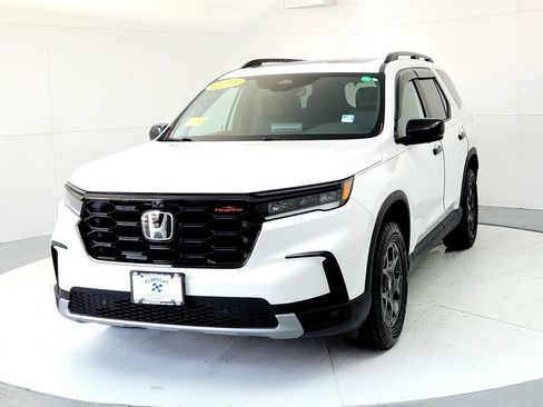 Used 2025 Honda Pilot TrailSport image 2