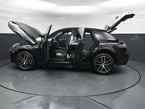 Certified 2025 Porsche Macan AWD/4WD image 34