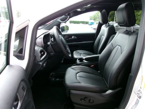 New 2026 Chrysler Pacifica Select image 13
