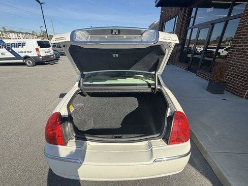 Used 2006 Lincoln Town Car Signature RWD image 12
