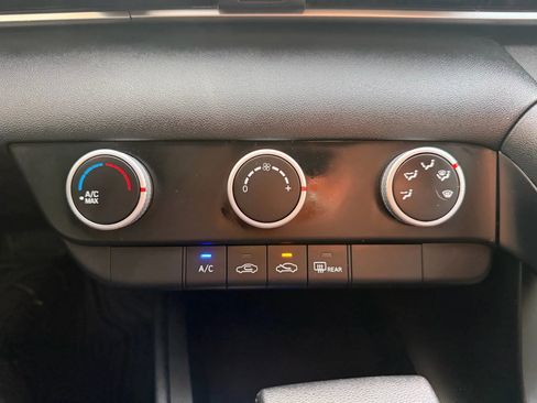 Used 2021 Hyundai Elantra SE image 19