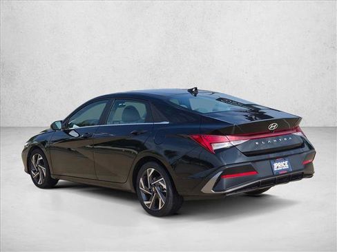 Used 2025 Hyundai Elantra SEL FWD image 8