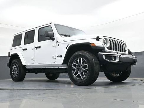 Used 2025 Jeep Wrangler Sahara image 30