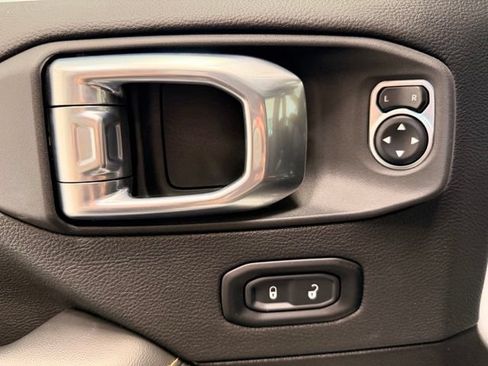 Used 2024 Jeep Wrangler Unlimited Sahara AWD/4WD image 19