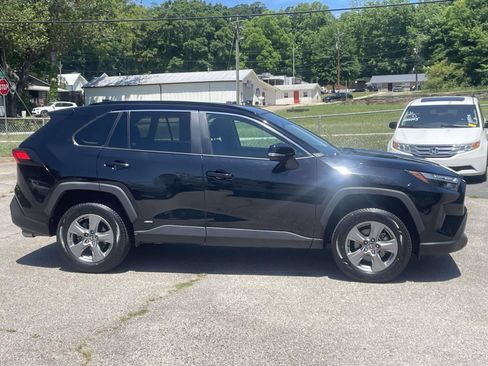 Used 2024 Toyota RAV4 XLE AWD/4WD image 3