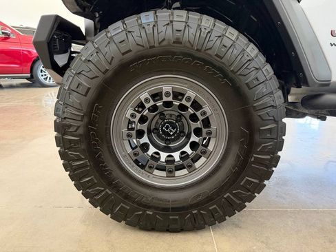 Used 2018 Jeep Wrangler Unlimited Rubicon AWD/4WD image 11