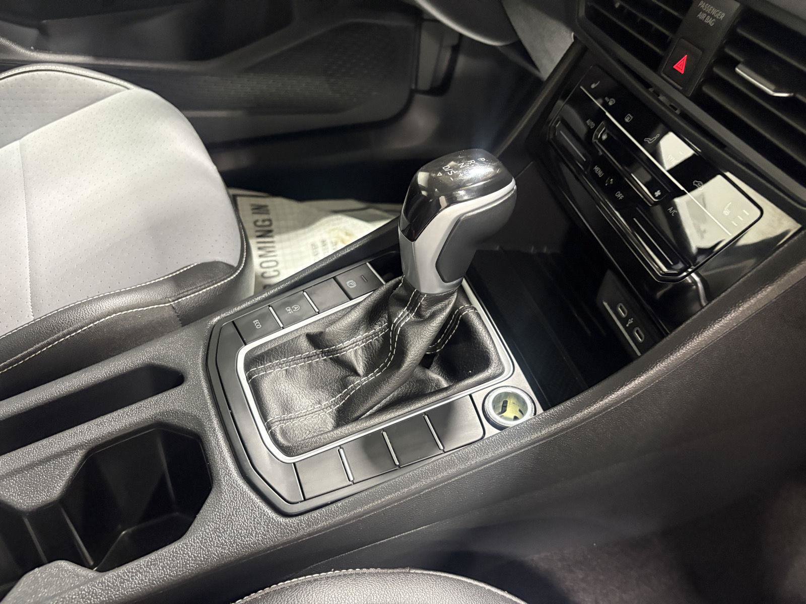 Used 2025 Volkswagen Jetta SE FWD image 24