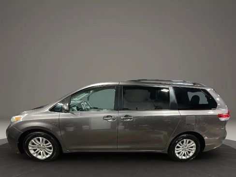 Used 2014 Toyota Sienna XLE image 2
