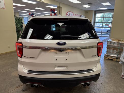 Used 2018 Ford Explorer Platinum AWD/4WD image 10