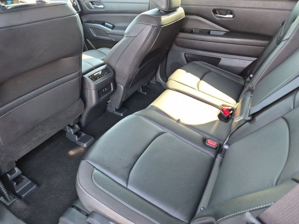 Used 2025 Nissan Pathfinder SL AWD/4WD image 28