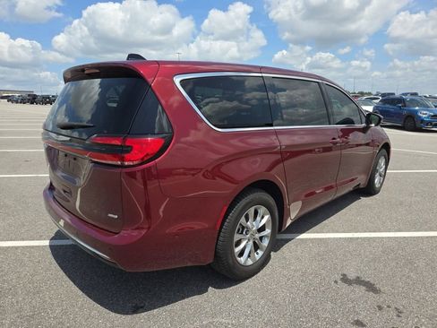 Used 2023 Chrysler Pacifica Touring-L w/ Uconnect Theater Family Group AWD/4WD image 2