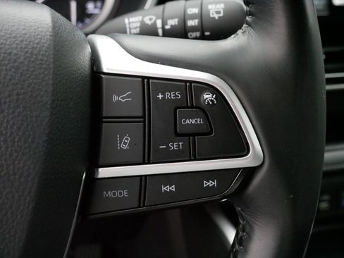 Used 2022 Toyota Highlander XLE image 25