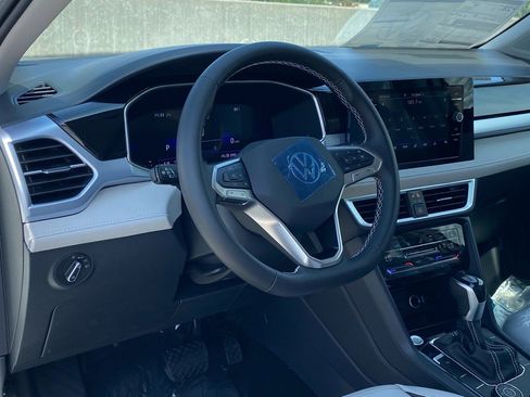 New 2025 Volkswagen Taos SE image 4