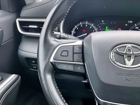 Used 2021 Toyota Highlander XLE AWD/4WD image 24
