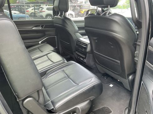 Used 2024 Jeep Wagoneer Series II w/ Flexible Seating Group AWD/4WD image 9