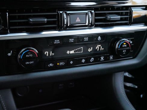 Used 2024 Nissan Pathfinder SL w/ Black Appearance Package image 23