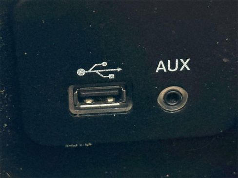 Used 2016 Chrysler 200 Limited image 23