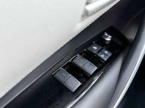 Used 2019 Toyota Corolla XSE FWD image 7