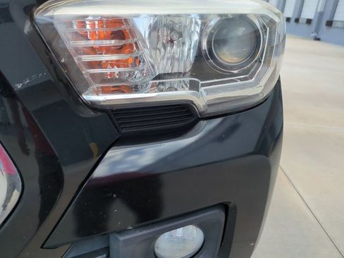 Used 2019 Toyota Tacoma TRD Sport AWD/4WD image 9