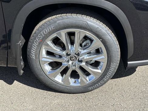 Used 2026 Toyota Highlander Limited AWD/4WD image 7
