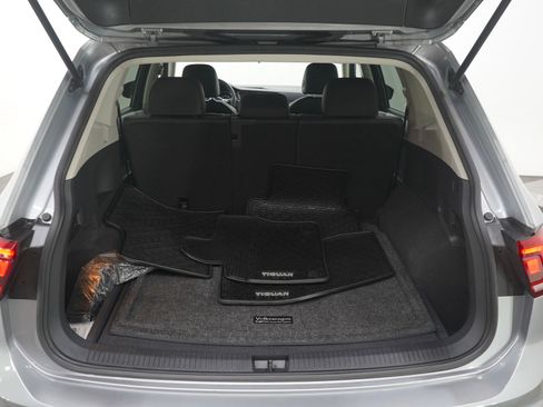 Used 2020 Volkswagen Tiguan SE image 11
