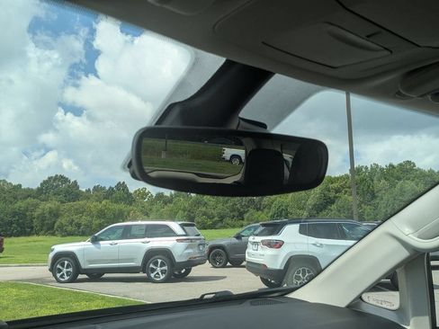 Used 2023 Chrysler Pacifica Touring-L FWD image 32