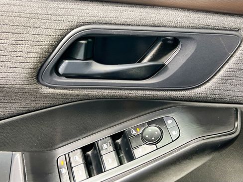 Used 2023 Nissan Rogue S image 16