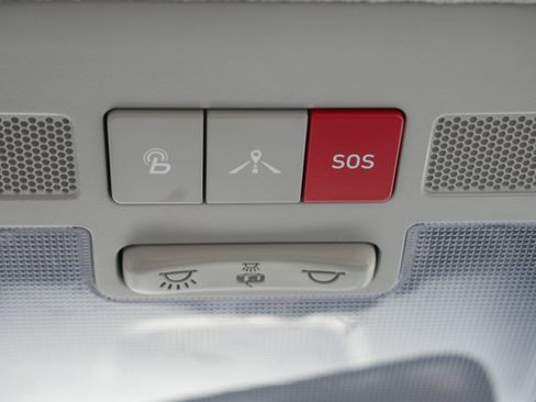 Used 2024 Hyundai Venue Limited FWD image 32