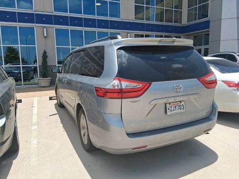 Used 2015 Toyota Sienna LE FWD image 3