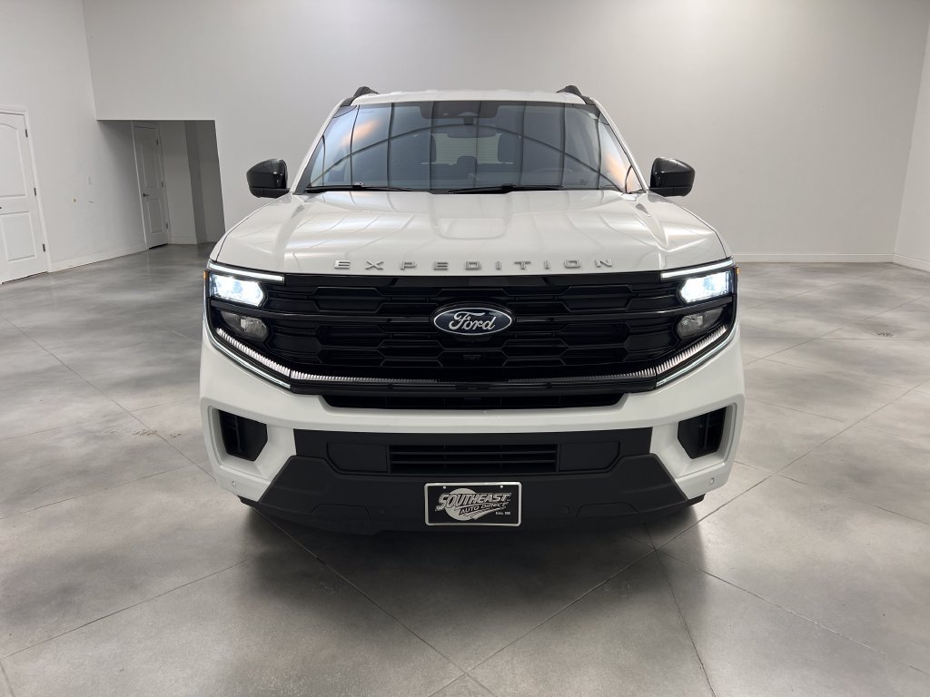 Used 2025 Ford Expedition Active RWD image 3