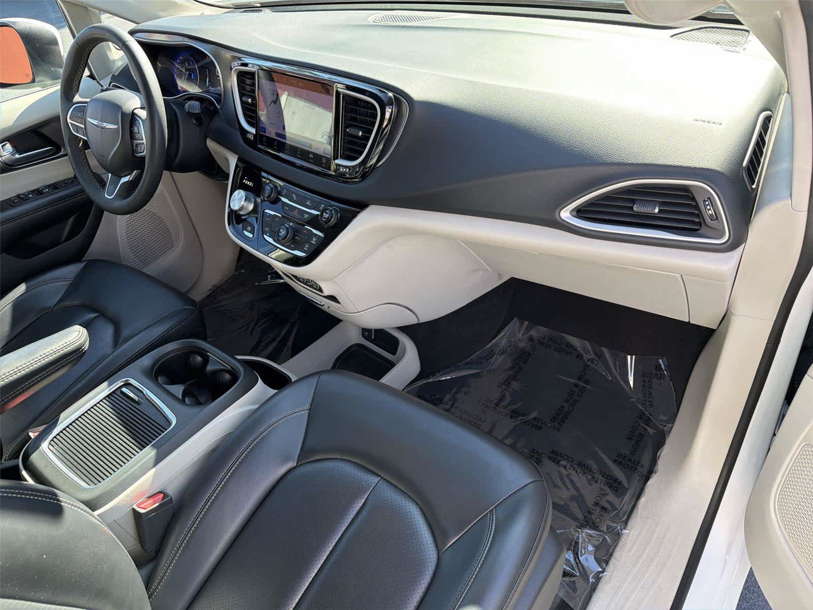Used 2023 Chrysler Pacifica Touring-L FWD image 13