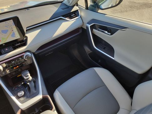 Used 2025 Toyota RAV4 Limited image 18