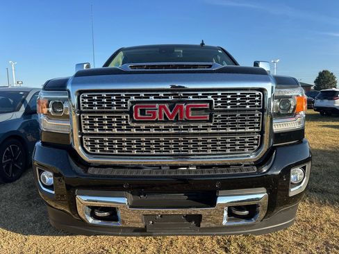 Used 2019 GMC Sierra 2500 Denali w/ Duramax Plus Package AWD/4WD image 2
