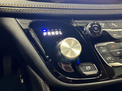 Used 2023 Chrysler Pacifica Pinnacle FWD image 19
