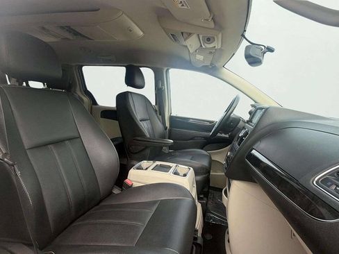 Used 2016 Chrysler Town & Country Touring w/ Driver Convenience Group FWD image 18