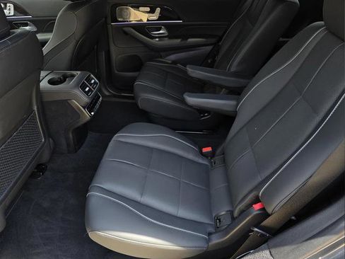 Used 2025 Mercedes-Benz GLS 580 4MATIC image 8