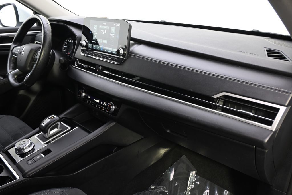 Used 2024 Mitsubishi Outlander SE AWD/4WD image 15