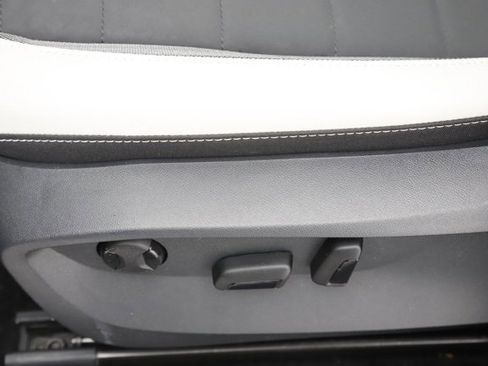 Used 2025 Volkswagen Taos SE w/ Panoramic Sunroof Package image 14