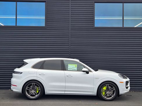 New 2026 Porsche Cayenne Turbo AWD/4WD image 8