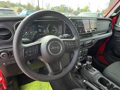 Used 2025 Jeep Wrangler Unlimited Rubicon 4xe w/ Convenience Group AWD/4WD image 25