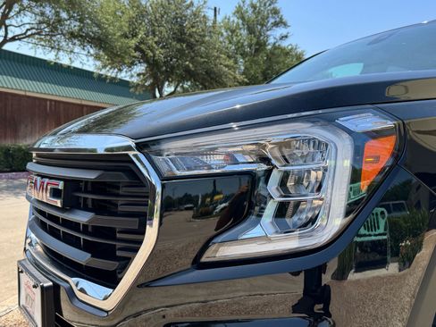 Used 2022 GMC Terrain SLE w/ Driver Convenience Package FWD image 4