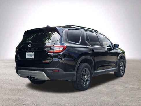 Used 2025 Honda Pilot TrailSport image 9