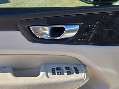Certified 2025 Volvo XC60 T8 Ultra w/ Protection Package Premier image 19