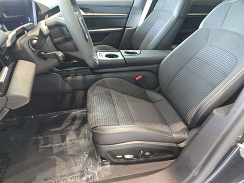 New 2025 Porsche Taycan 4S image 5